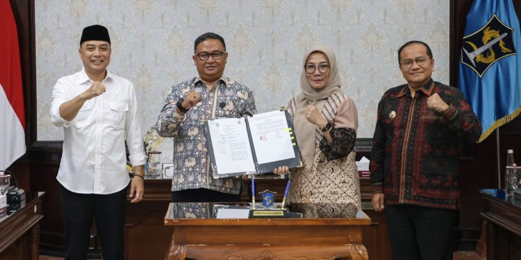 Penandatanganan Memorandum of Understanding antara Badan Kepegawaian dan Pengembangan Sumber Daya Manusia Pemkot Surabaya dengan Pemkot Jambi di ruang sidang wali kota Surabaya.