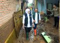Gubernur Jatim Khofifah Indar Parawansa saat meninjau lokasi banjir di Desa Kalianget Kecamatan Banyuglugur, Kabupaten Situbondo.