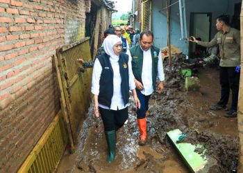 Gubernur Jatim Khofifah Indar Parawansa saat meninjau lokasi banjir di Desa Kalianget Kecamatan Banyuglugur, Kabupaten Situbondo.