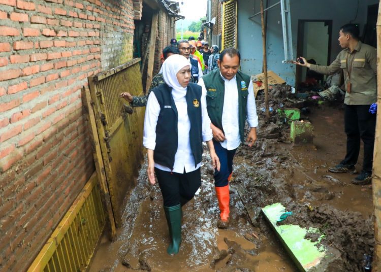 Gubernur Jatim Khofifah Indar Parawansa saat meninjau lokasi banjir di Desa Kalianget Kecamatan Banyuglugur, Kabupaten Situbondo.
