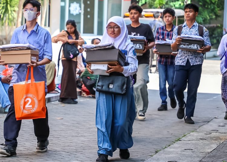 Foto ilustrasi, pemberian bantuan kepada para pelajar di Surabaya.