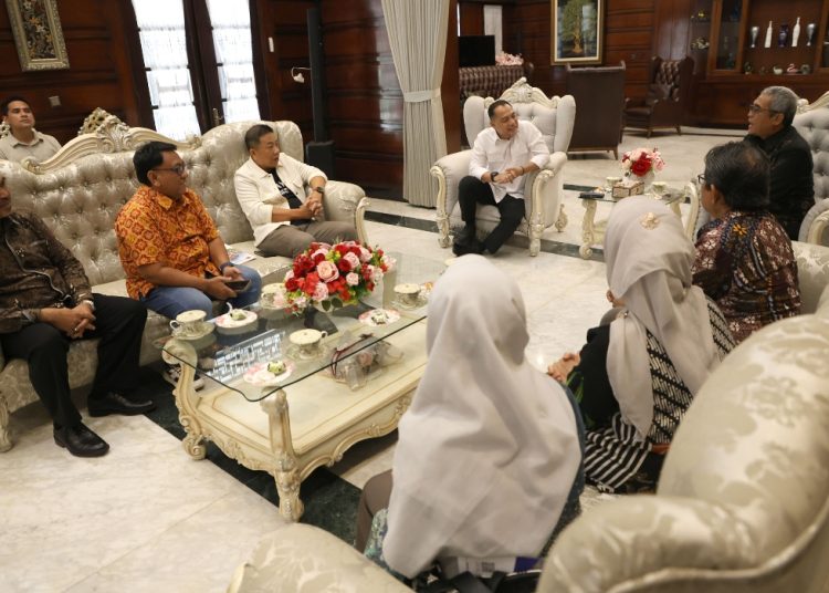 Audiensi dengan Asosiasi Badan Penyelenggara Perguruan Tinggi Swasta (ABP-PTSI) Jawa Timur di rumah dinas wali kota.