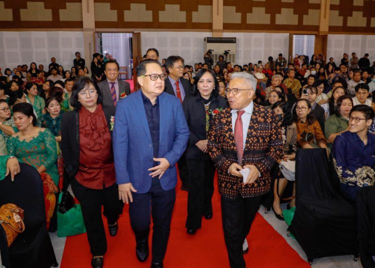 Sekdaprov Jawa Timur Adhy Karyono saat menghadiri Perayaan Natal Tahun 2025 dan Ucapan Syukur Tahun Baru 2026 ASN Kristiani Pemerintah Provinsi Jawa Timur di Gedung BK3S Jatim.