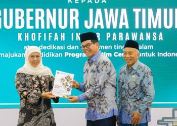 Gubernur Jawa Timur Khofifah Indar Parawansa saat menerima penghargaan dari Badan Musyawarah Perguruan Swasta.