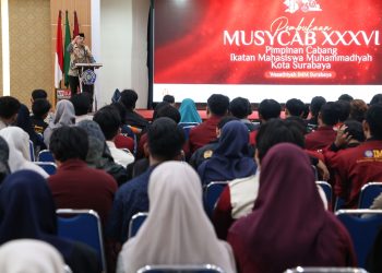 Wali Kota Surabaya Eri Cahyadi saat menghadiri Muscab Ke-XXXVI Ikatan Mahasiswa Muhammadiyah Kota Surabaya di Gedung Rektorat Universitas Muhammadiyah Surabaya.