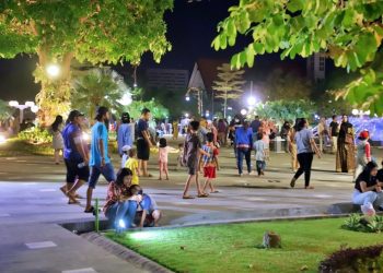 Suasana akhir pekan di Balai Kota Surabaya.