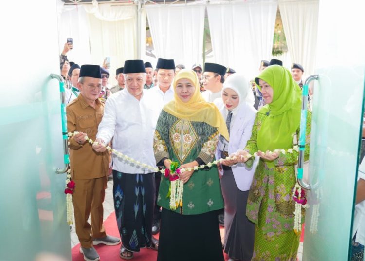 Gubernur Khofifah Indar Parawansa saat meresmikan Rumah Sakit Nahdatul Ulama di Jalan Raya Kejayen Kabupaten Pasuruan.