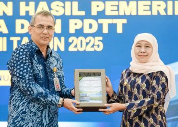 Gubernur Jawa Timur Khofifah Indar Parawansa menerima Laporan Hasil Pemeriksaan (LHP) Badan Pemeriksa Keuangan (BPK) RI kinerja dan PDTT.