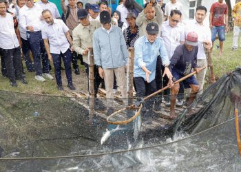 Menteri Koordinator Bidang Pangan Zulkifli Hasan meninjau sekaligus melakukan panen bandeng di Kampung Perikanan Budidaya (KPB) “Kampung Bandeng” Desa Pangkhah Wetan, Kecamatan Ujungpangkah, Kabupaten Gresik