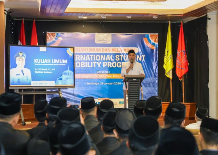 Wali Kota Surabaya, Eri Cahyadi, memberikan semangat dan arahan kepada ratusan mahasiswa Sekolah Tinggi Ilmu Dakwah dan Komunikasi Islam (STIDKI) Ar-Rahmah Surabaya.