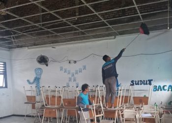 Plafon salah satu ruang kelas di SMP Negeri 60 Kota Surabaya yang runtuh.