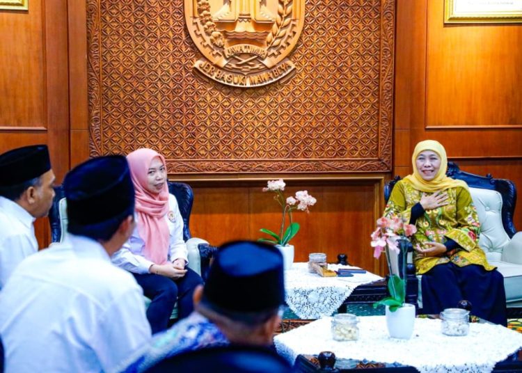 Gubernur Jatim Khofifah Indar Parawansa saat menerima jajaran KPID Jatim di Gedung Negara Grahadi, Surabaya.