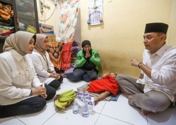 Wali Kota Surabaya, Eri Cahyadi mengunjungi rumah Anna Indrawati warga Jalan Indrapura Pasar, RT 04, RW 11, Kelurahan Perak Utara, Kecamatan Pabean Cantian.