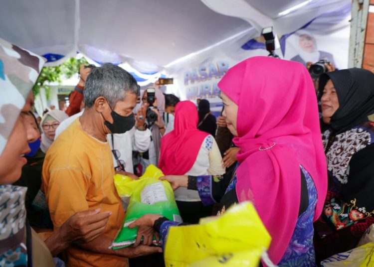 Pasar Murah yang digelar di halaman kantor Kelurahan Klangon, Kecamatan Bojonegoro Kota, Kabupaten Bojonegoro.