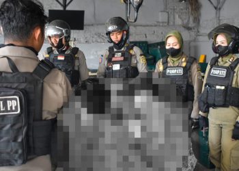 Beberapa pelajar pelajar yang kedapatan nongkrong di sebuah warung kopi pada jam sekolah di wilayah Surabaya Selatan.