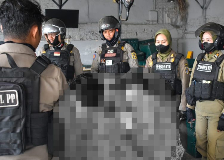 Beberapa pelajar pelajar yang kedapatan nongkrong di sebuah warung kopi pada jam sekolah di wilayah Surabaya Selatan.