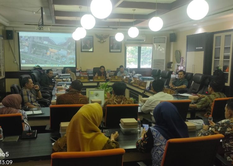 Suasana rapat di Komisi C DPRD Surabaya.