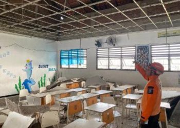 Kondisi pasca runtuhnya plafon kelas VIIE SMP Negeri 60 Surabaya yang terjadi 28 Januari 2026 lalu.
