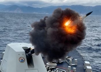 KRI Prabu Siliwangi-321 melaksanakan uji coba penembakan atau structural firing Meriam 127 mm saat pelayaran uji coba terakhir, sebagai persiapan menuju Indonesia.