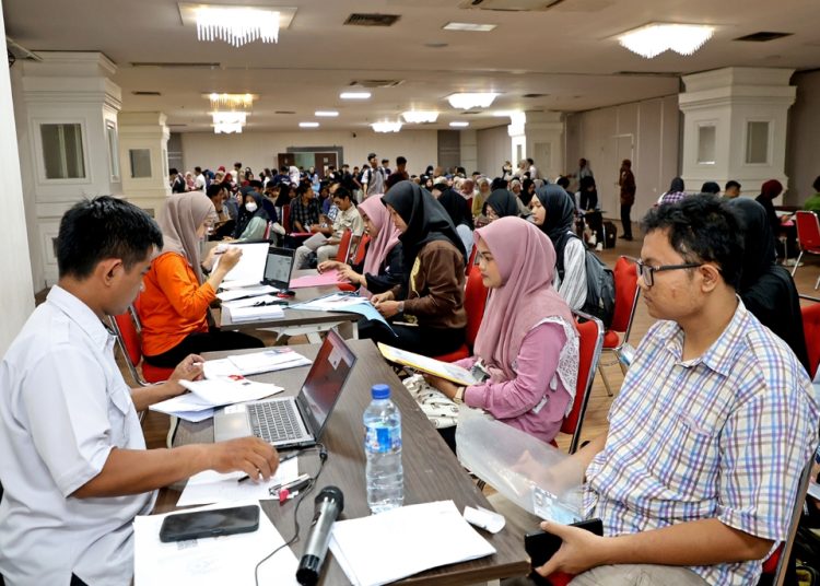Foto dokumentasi proses daftar ulang beasiswa mahasiswa tangguh.