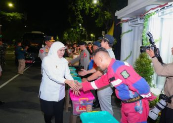 Gubernur Jatim Khofifah Indar Parawansa menyalami para petugas yang berjaga di kesiapan pengamanan malam pergantian Tahun Baru 2026 di sejumlah titik strategis di Kota Surabaya.