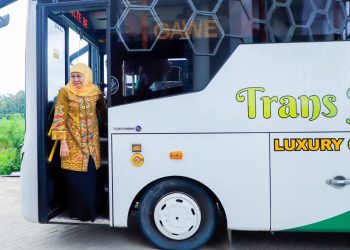 Gubernur Khofifah Indar Parawansa saat menjajal layanan Bus TransJatim dari Terminal Bunder Gresik menuju Gresik Universal Science.