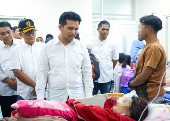 Wakil Gubernur Jawa Timur Emil Elestianto Dardak saat menjenguk salah satu korban dugaan keracunan Makan Bergizi Gratis di Kabupaten Mojokerto.