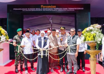 Pengguntingan pita sebagai tanda meresmikan Program Penanganan Kawasan Permukiman Kumuh Terpadu dan Terintegrasi (Permata Jatim) di Kelurahan Bendomungal, Kecamatan Bangil, Kabupaten Pasuruan.