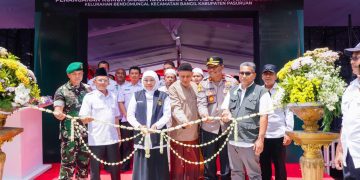 Pengguntingan pita sebagai tanda meresmikan Program Penanganan Kawasan Permukiman Kumuh Terpadu dan Terintegrasi (Permata Jatim) di Kelurahan Bendomungal, Kecamatan Bangil, Kabupaten Pasuruan.