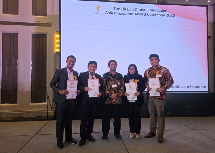 (dari kiri) Prof Dr rerpol Heri Kuswanto SSi MSi, Prof Adi Setyo Purnomo SSi MSc PhD, DRPM ITS Fadlilatul Taufany ST PhD, Dr Sri Fatmawati SSi MSc PhD, Dr rernat Ir Ruri Agung Wahyuono.