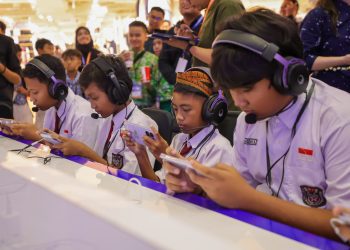 Suasana gelaran Grand Tournament Mobile Legends: Bang Bang Goes To School 2025 di Atrium Tunjungan Plaza 3, Surabaya.