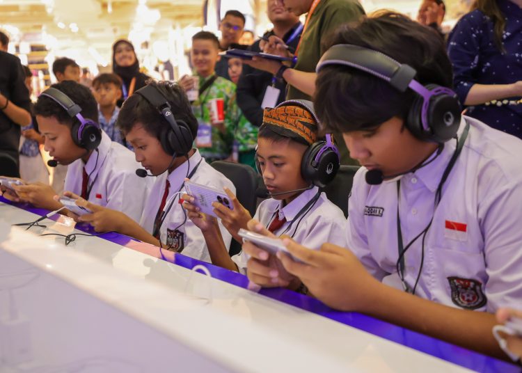 Suasana gelaran Grand Tournament Mobile Legends: Bang Bang Goes To School 2025 di Atrium Tunjungan Plaza 3, Surabaya.