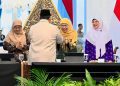 Gubernur Jawa Timur Khofifah Indar Parawansa saat bersalaman dengan Presiden Republik Indonesia Prabowo Subianto