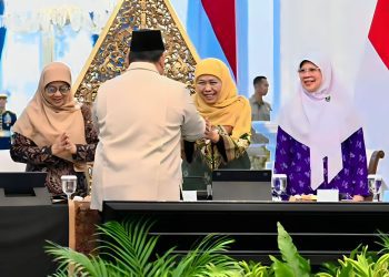 Gubernur Jawa Timur Khofifah Indar Parawansa saat bersalaman dengan Presiden Republik Indonesia Prabowo Subianto
