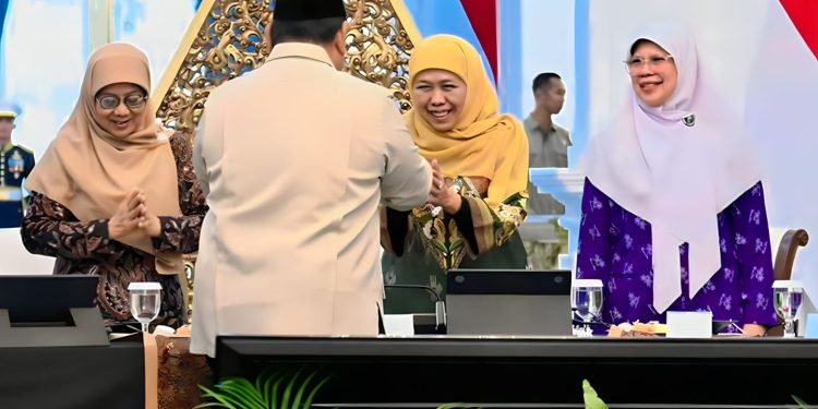 Gubernur Jawa Timur Khofifah Indar Parawansa saat bersalaman dengan Presiden Republik Indonesia Prabowo Subianto