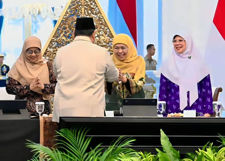 Gubernur Jawa Timur Khofifah Indar Parawansa saat bersalaman dengan Presiden Republik Indonesia Prabowo Subianto