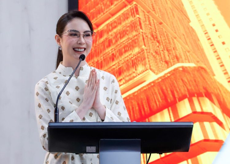 Ketua Dekranasda Jawa Timur Arumi Bachsin