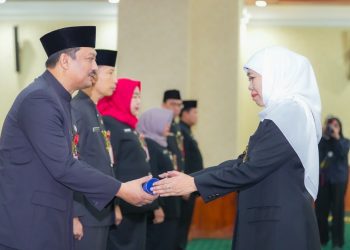 Gubernur Jatim Khofifah Indar Parawansa menyalami para Pejabat Pimpinan Tinggi Pratama yang dilantik di Gedung Negara Grahadi Surabaya,