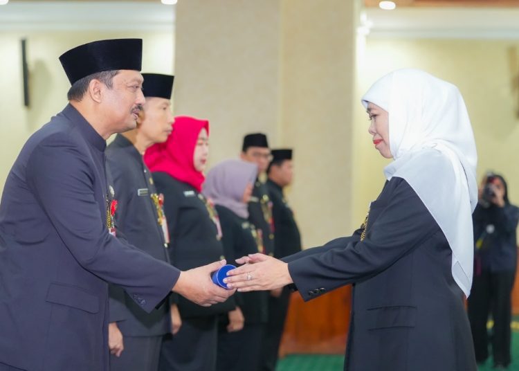 Gubernur Jatim Khofifah Indar Parawansa menyalami para Pejabat Pimpinan Tinggi Pratama yang dilantik di Gedung Negara Grahadi Surabaya,