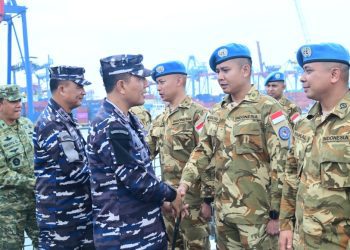 Kepala Staf Angkatan Laut (Kasal) Laksamana TNI Dr. Muhammad Ali, didampingi Panglima Komando Armada II Laksda TNI I G. P. Alit Jaya, S.H., M.Si., menyambut kepulangan Kapal Perang Republik Indonesia (KRI) Sultan Iskandar Muda-367 (KRI SIM-367) yang sandar di Dermaga Markas Komando Lintas Laut Militer (Mako Kolinlamil), Jakarta.