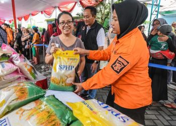 Salah satu gerakan pasar murah yang digelar Pemkot Surabaya.