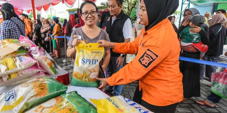Salah satu gerakan pasar murah yang digelar Pemkot Surabaya.