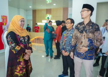 Gubernur Jawa Timur Khofifah Indar Parawansa, saat melakukan kunjungan ke Rumah Sakit Umum Daerah (RSUD) Syarifah Ambami Rato Ebu (Syamrabu) Bangkalan.