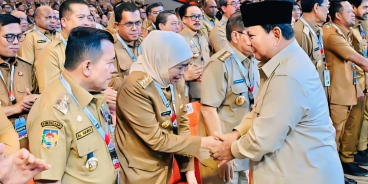 Gubernur Jatim Khofifah Indar Parawansa menyalami Presiden Prabowo Subianto di sela Rapat Koordinasi Nasional (Rakornas) Pemerintah Pusat dan Daerah.