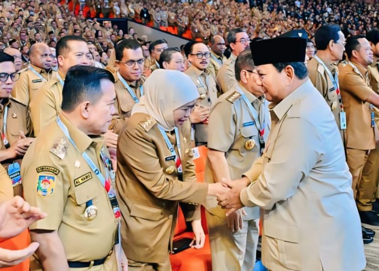 Gubernur Jatim Khofifah Indar Parawansa menyalami Presiden Prabowo Subianto di sela Rapat Koordinasi Nasional (Rakornas) Pemerintah Pusat dan Daerah.