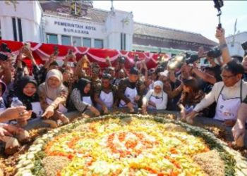 Festival Rujak Uleg yang digelar di halaman Balai Kota Surabaya.