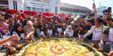 Festival Rujak Uleg yang digelar di halaman Balai Kota Surabaya.