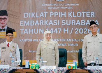 Gubernur Jawa Timur Khofifah Indar Parawansa saat membuka diklat Panitia Penyelenggara Ibadah Haji kloter Embarkasi Surabaya Tahun 1447 H / 2026 M, di Asrama Haji Surabaya.
