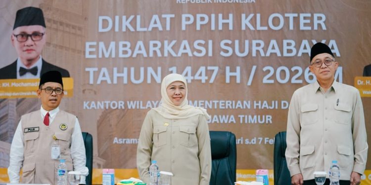 Gubernur Jawa Timur Khofifah Indar Parawansa saat membuka diklat Panitia Penyelenggara Ibadah Haji kloter Embarkasi Surabaya Tahun 1447 H / 2026 M, di Asrama Haji Surabaya.