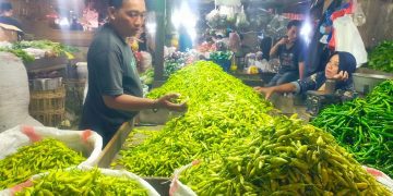 Salah satu kegiatan perpasaran di pasar tradisional di Surabaya.